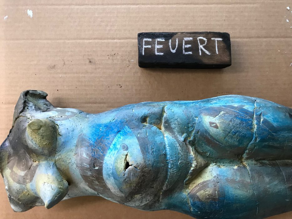 Installation „Eva feuert“, Keramik, Holz